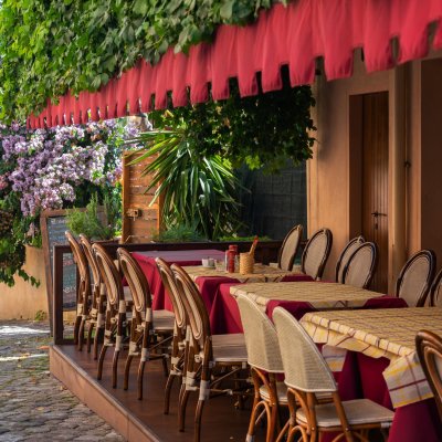 Charming Outdoor Cafe with Ivy Covered Awning Modificata